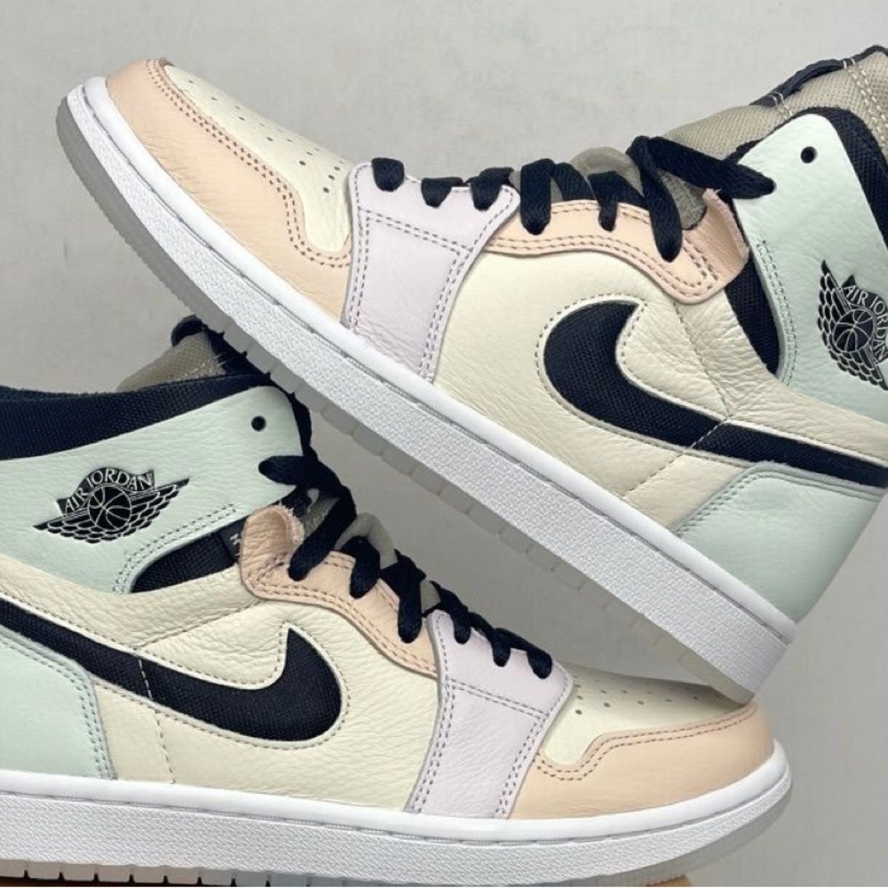 LIKE NEW NIKE WOMENS SIZE 7.5 MENS SIZE 6